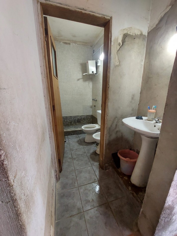 CASA + 2 LOCALES AL FRENTE EN BARRIO SUR