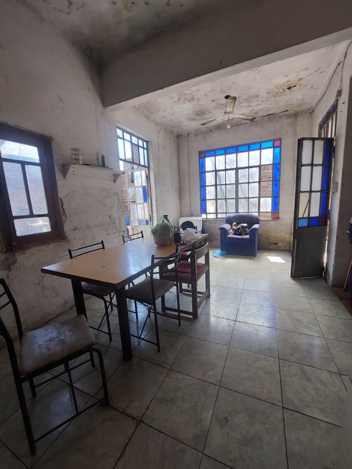 CASA + 2 LOCALES AL FRENTE EN BARRIO SUR