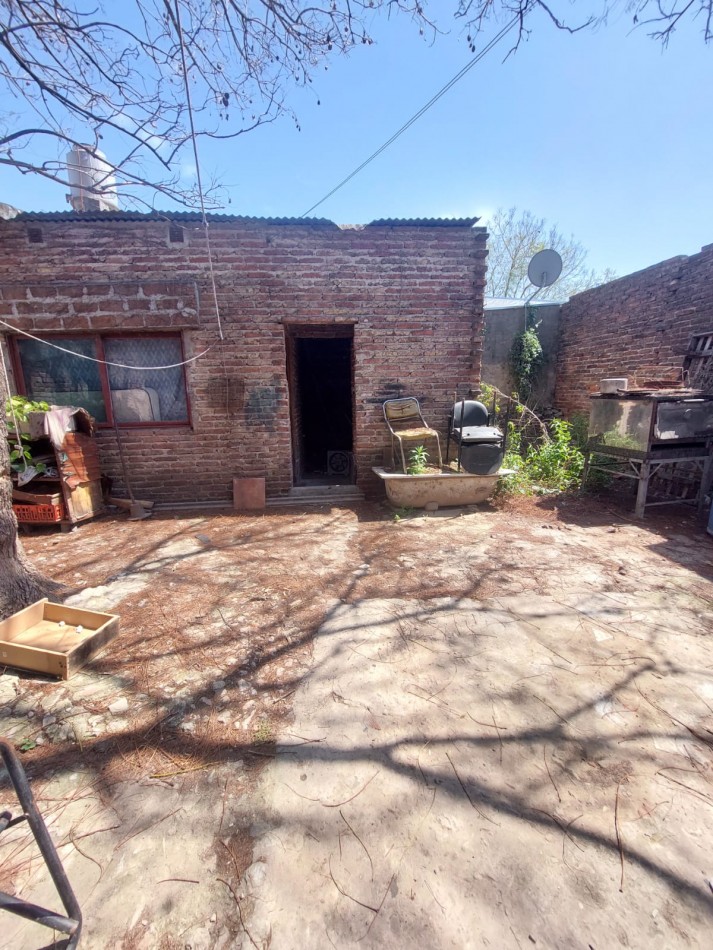CASA + 2 LOCALES AL FRENTE EN BARRIO SUR