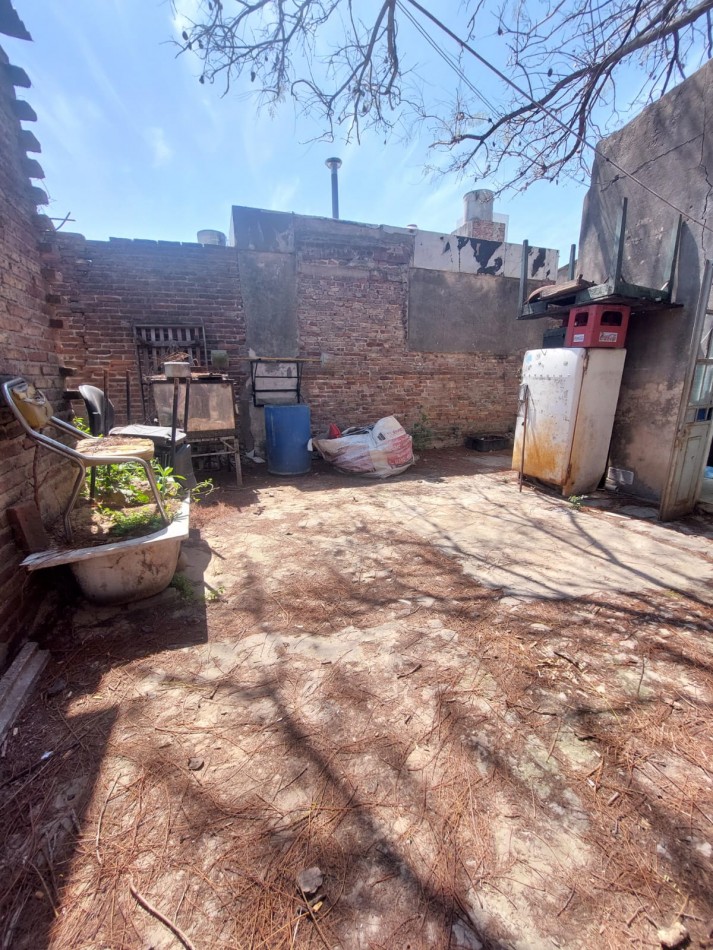 CASA + 2 LOCALES AL FRENTE EN BARRIO SUR