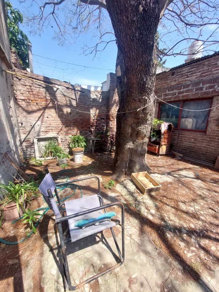 CASA + 2 LOCALES AL FRENTE EN BARRIO SUR