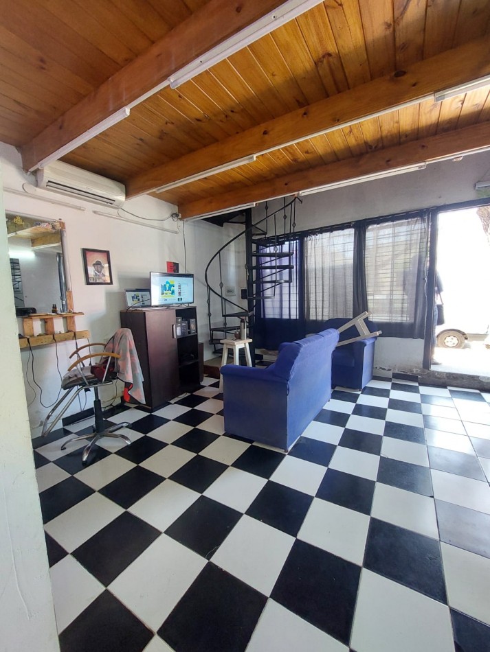 CASA + 2 LOCALES AL FRENTE EN BARRIO SUR