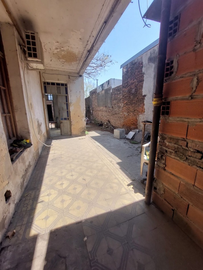 CASA + 2 LOCALES AL FRENTE EN BARRIO SUR