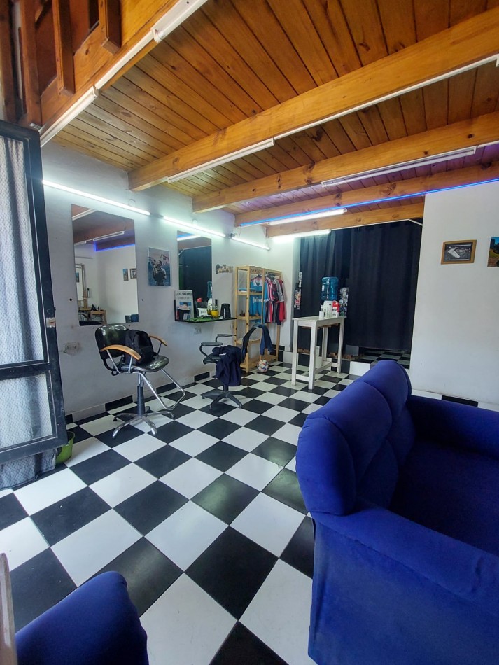 CASA + 2 LOCALES AL FRENTE EN BARRIO SUR