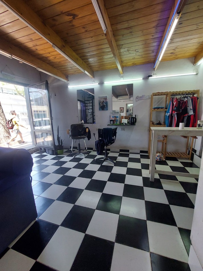 CASA + 2 LOCALES AL FRENTE EN BARRIO SUR