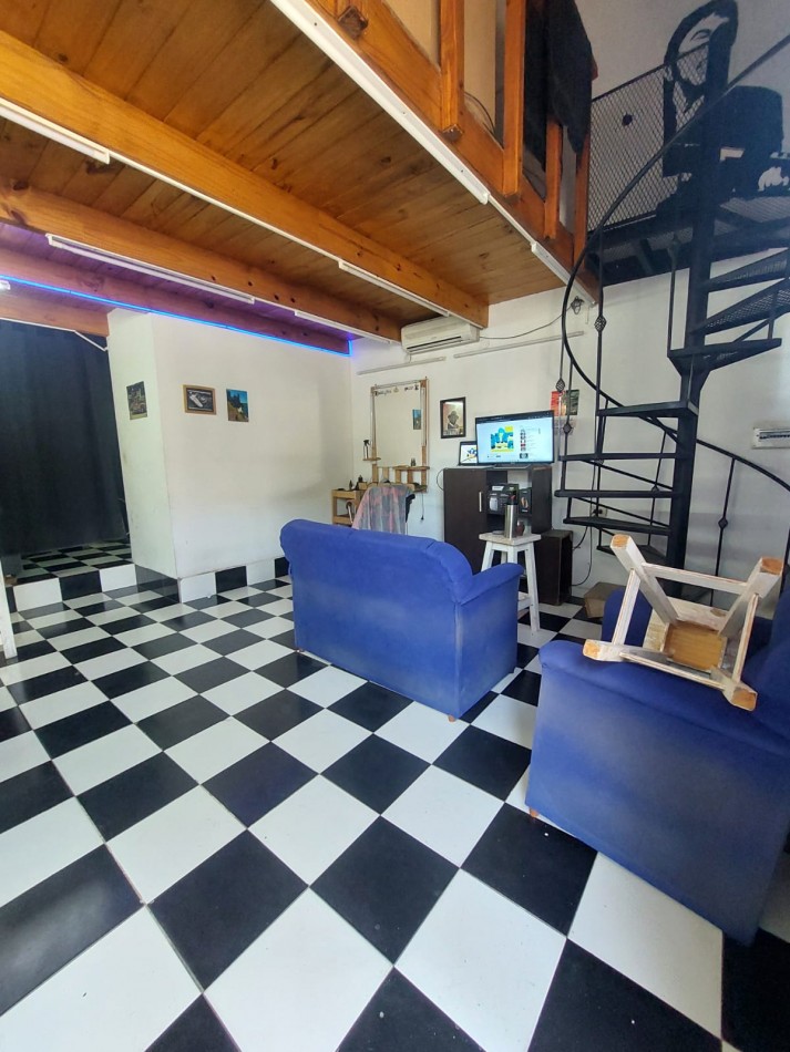 CASA + 2 LOCALES AL FRENTE EN BARRIO SUR