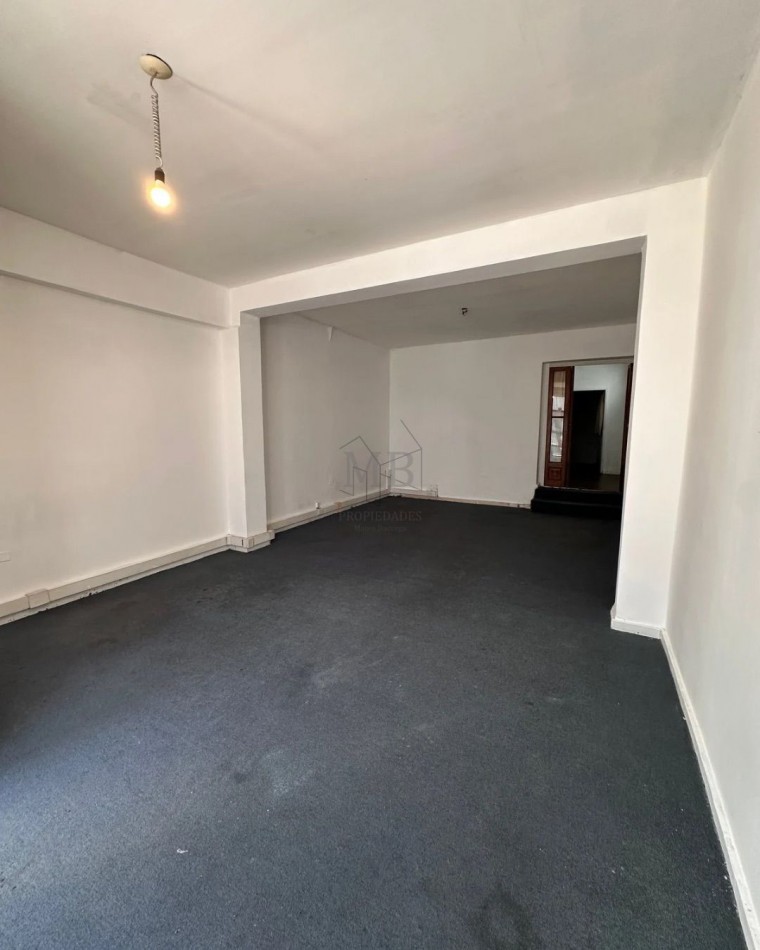 Local comercial al frente en calle La Rioja 2800