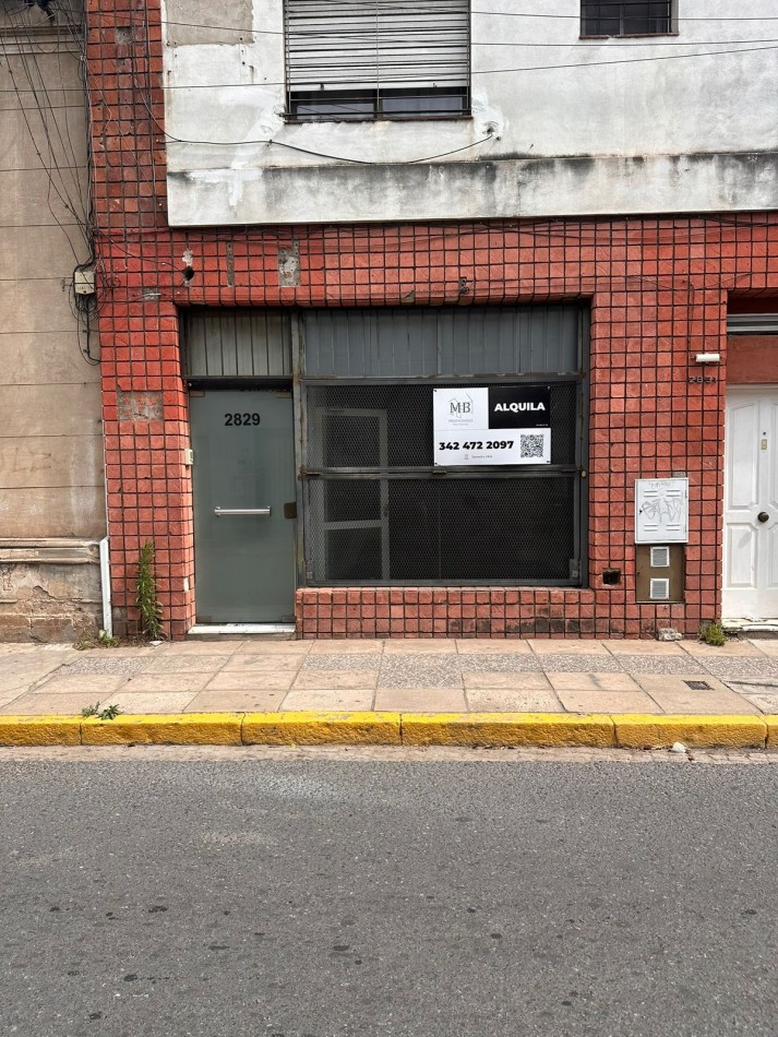 Local comercial al frente en calle La Rioja 2800