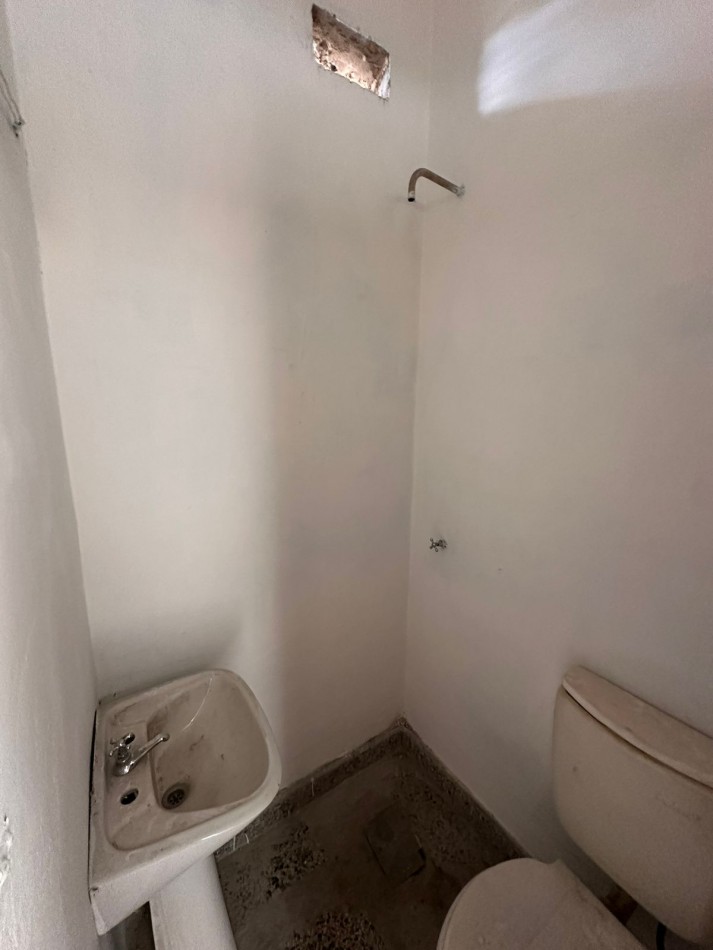 Local comercial sobre calle Regis Martinez al 3600