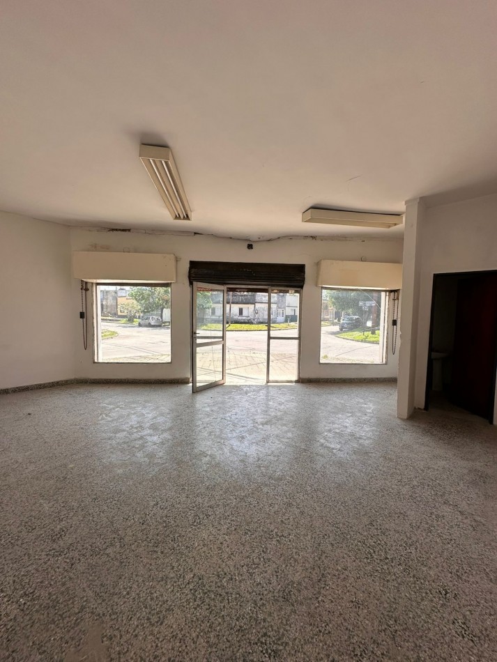 Local comercial sobre calle Regis Martinez al 3600