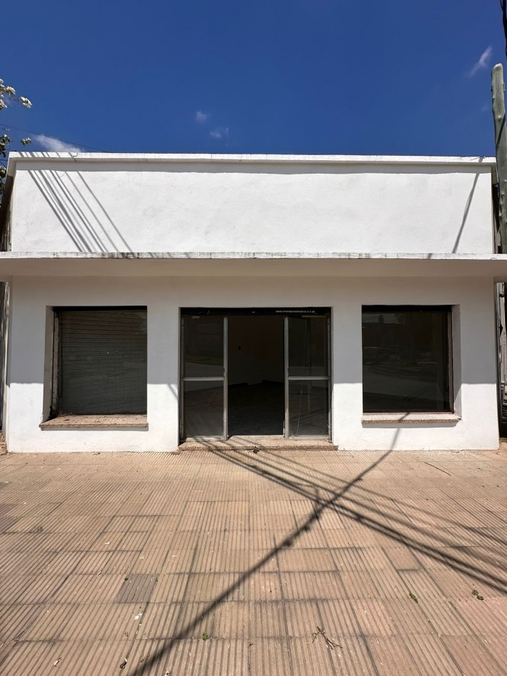 Local comercial sobre calle Regis Martinez al 3600