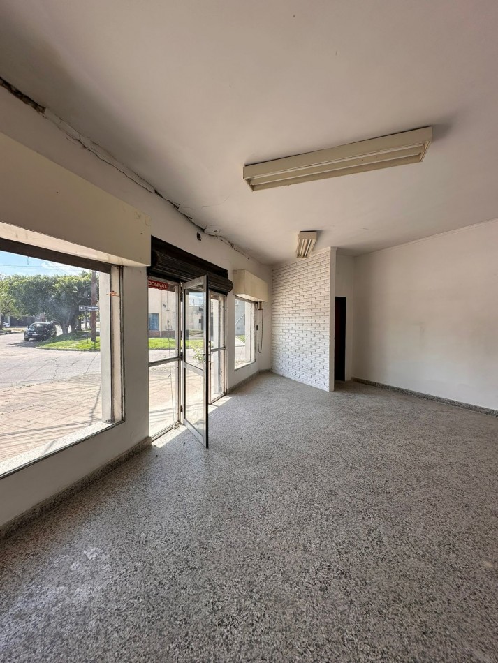 Local comercial sobre calle Regis Martinez al 3600