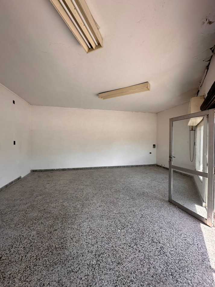 Local comercial sobre calle Regis Martinez al 3600