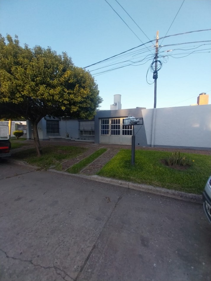 CASA AL FRENTE EN BARRIO SARGENTO CABRAL