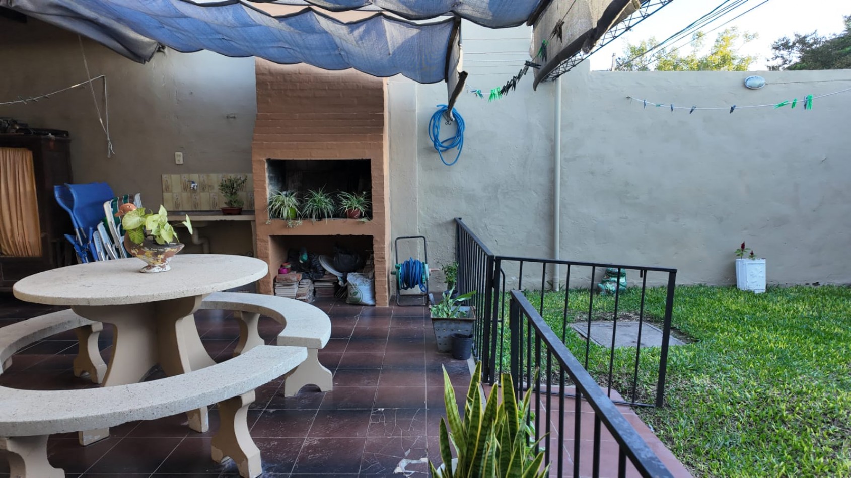 CASA AL FRENTE EN BARRIO SARGENTO CABRAL