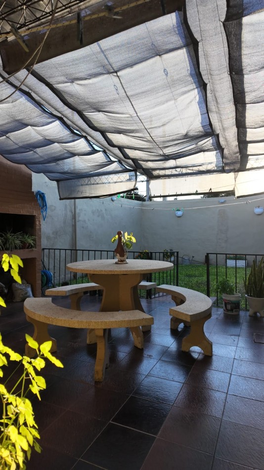 CASA AL FRENTE EN BARRIO SARGENTO CABRAL