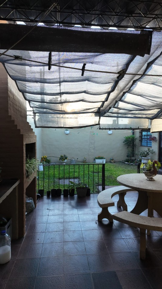 CASA AL FRENTE EN BARRIO SARGENTO CABRAL