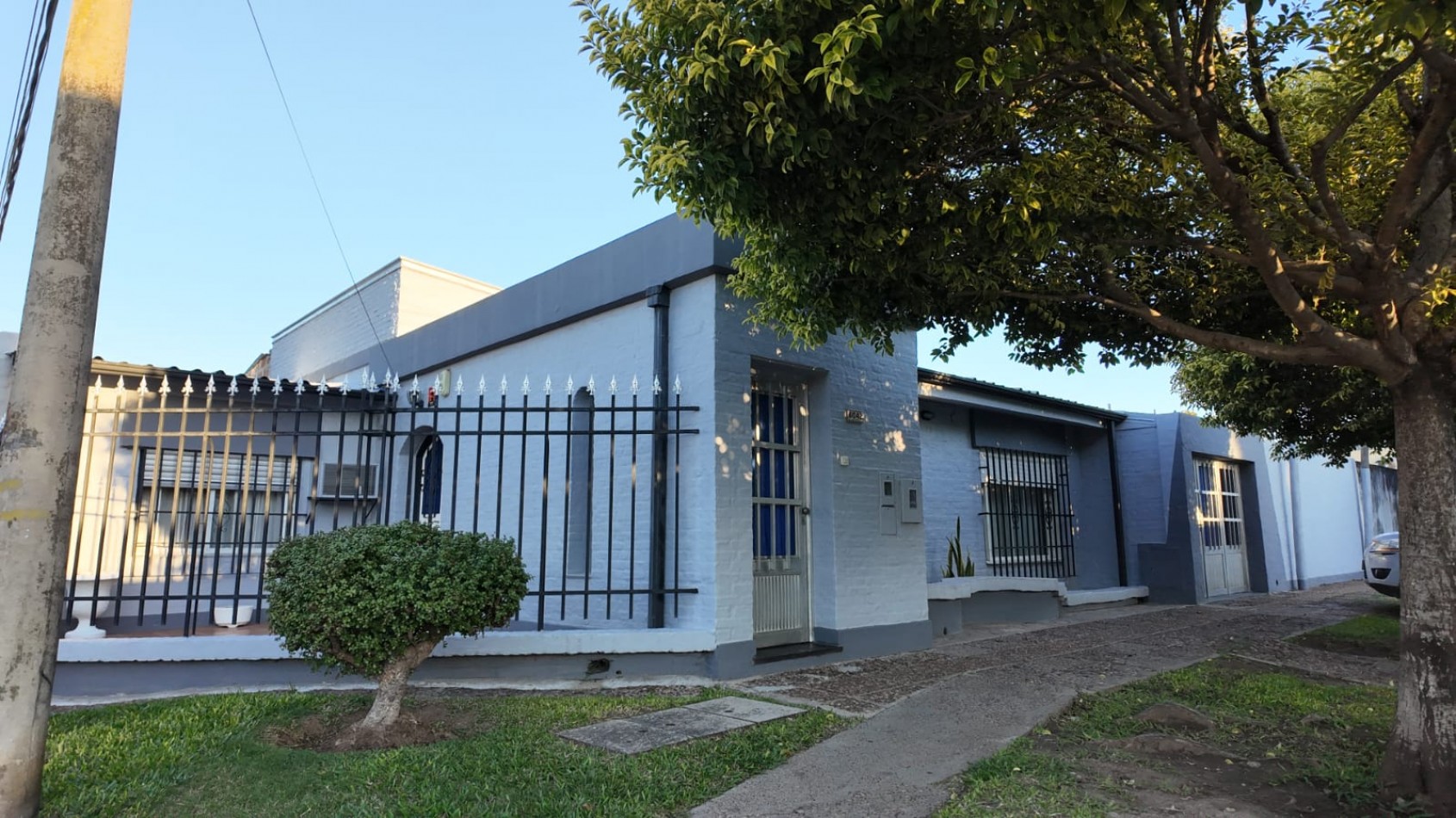 CASA AL FRENTE EN BARRIO SARGENTO CABRAL