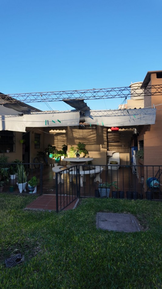 CASA AL FRENTE EN BARRIO SARGENTO CABRAL