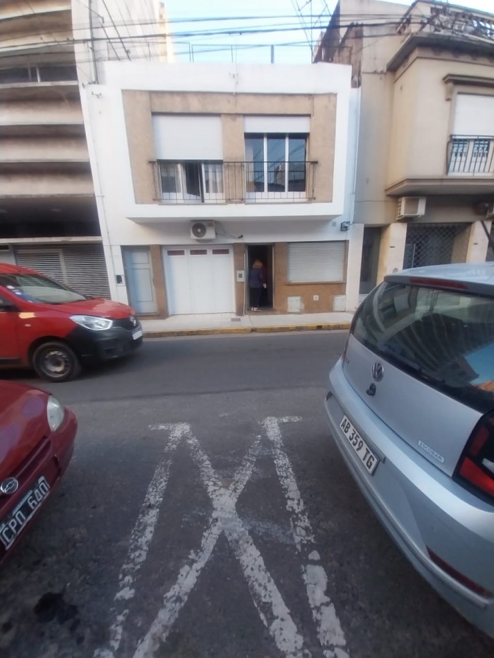 CASA AL FRENTE CON COCHERA EN PLANTA BAJA A METROS DE LA PEATONAL