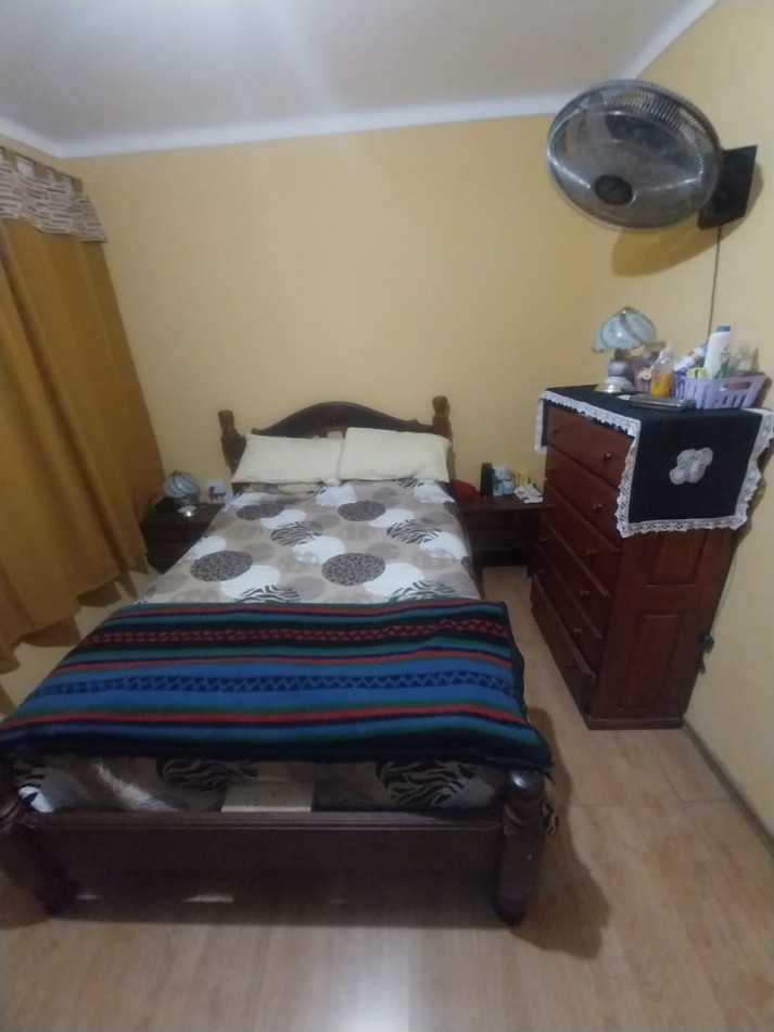 CASA AL FRENTE CON COCHERA EN PLANTA BAJA A METROS DE LA PEATONAL