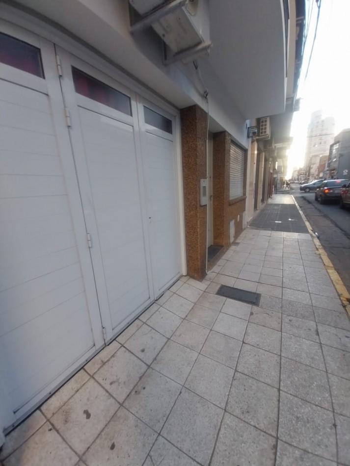 CASA AL FRENTE CON COCHERA EN PLANTA BAJA A METROS DE LA PEATONAL