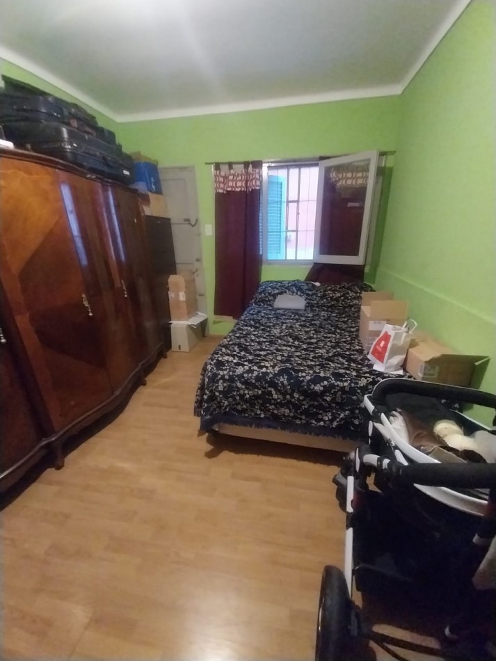 CASA AL FRENTE CON COCHERA EN PLANTA BAJA A METROS DE LA PEATONAL