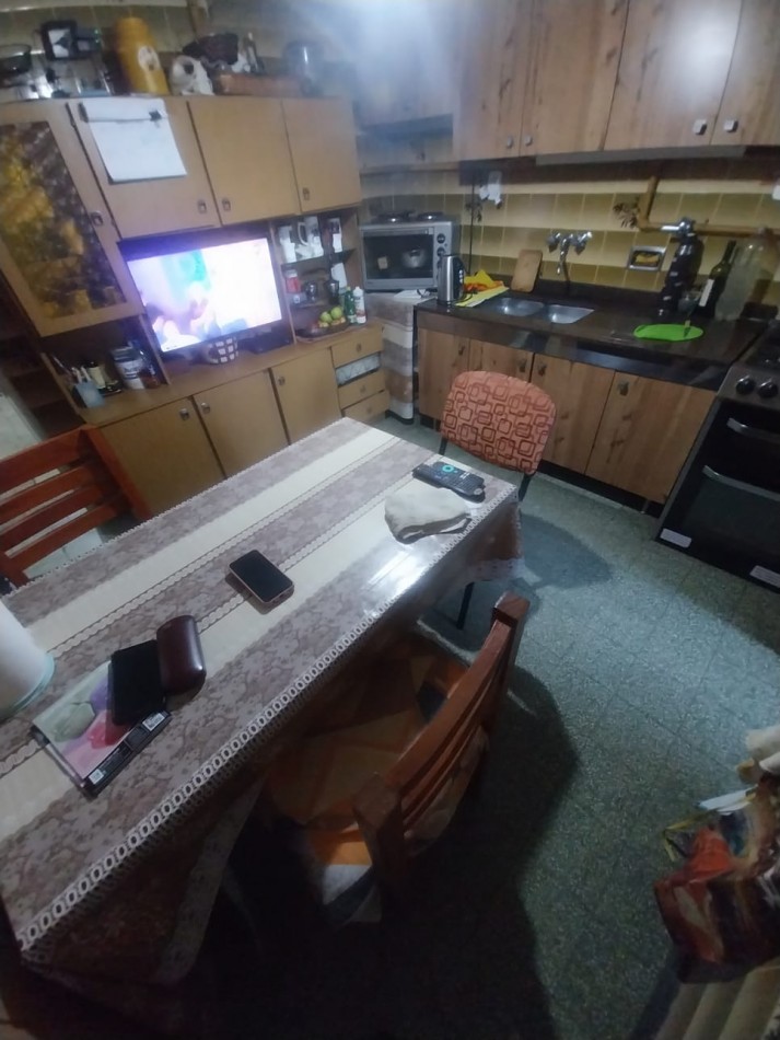 CASA AL FRENTE CON COCHERA EN PLANTA BAJA A METROS DE LA PEATONAL