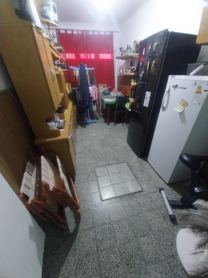 CASA AL FRENTE CON COCHERA EN PLANTA BAJA A METROS DE LA PEATONAL