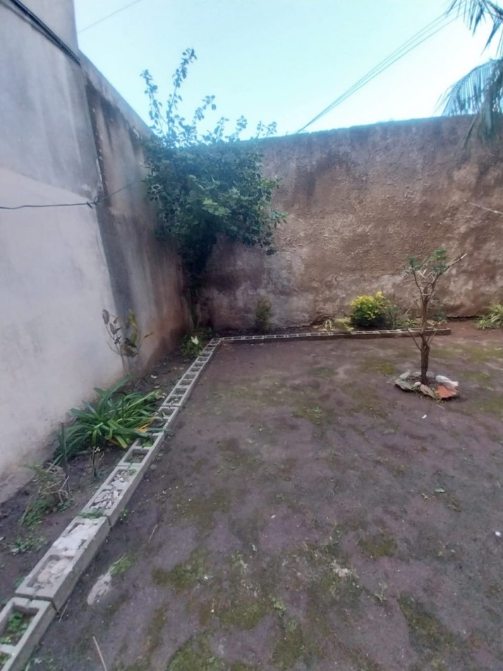 CASA AL FRENTE CON COCHERA EN PLANTA BAJA A METROS DE LA PEATONAL