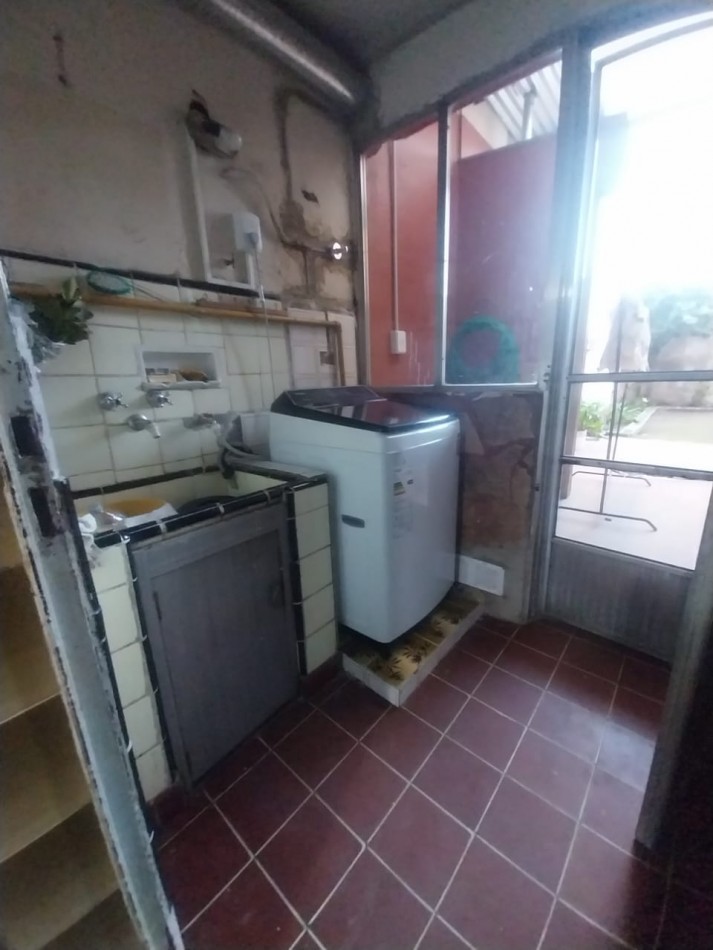 CASA AL FRENTE CON COCHERA EN PLANTA BAJA A METROS DE LA PEATONAL