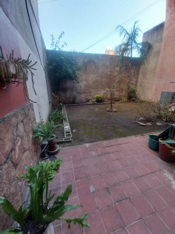 CASA AL FRENTE CON COCHERA EN PLANTA BAJA A METROS DE LA PEATONAL