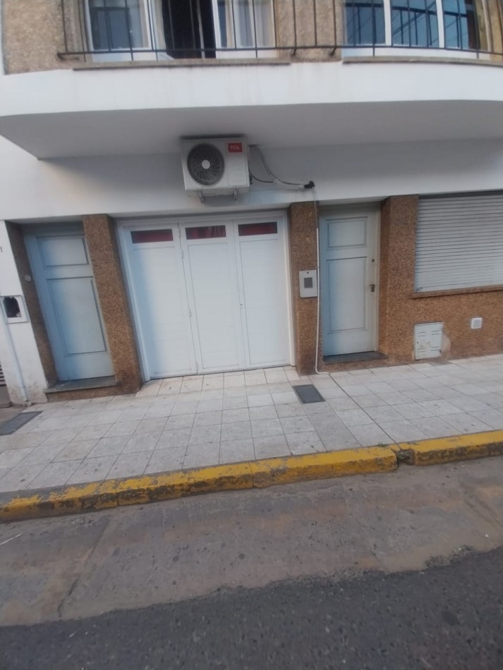CASA AL FRENTE CON COCHERA EN PLANTA BAJA A METROS DE LA PEATONAL