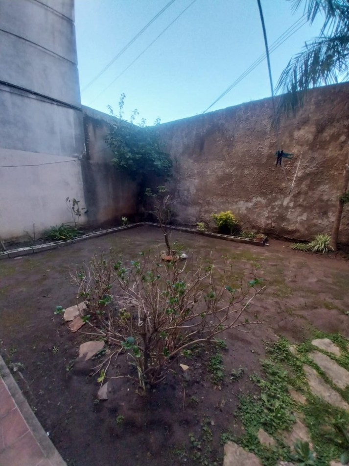 CASA AL FRENTE CON COCHERA EN PLANTA BAJA A METROS DE LA PEATONAL