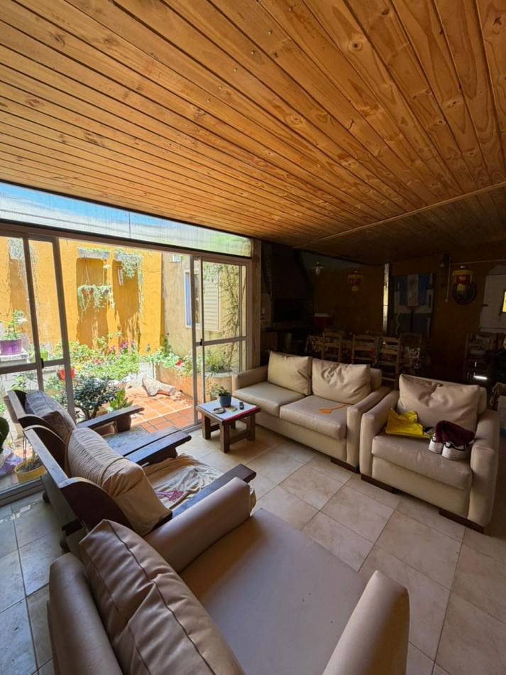 CASA DE 5 DORMITORIOS Y 3 BAÑOS