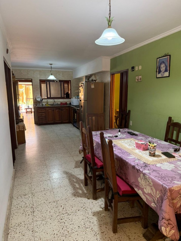 CASA DE 5 DORMITORIOS Y 3 BAÑOS