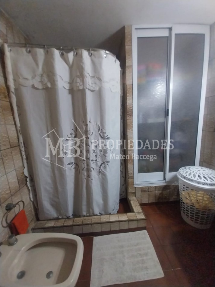 CASA AL FRENTE EN BARRIO SARGENTO CABRAL