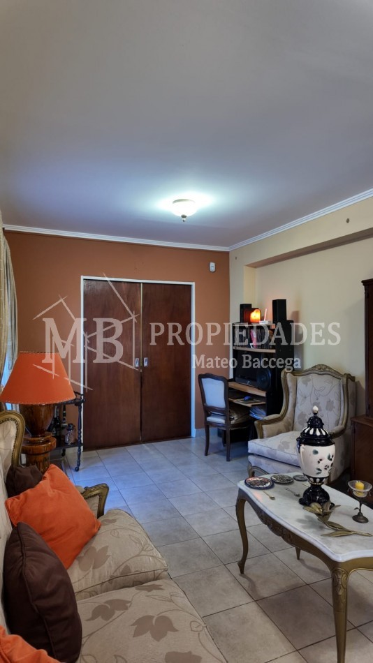 CASA AL FRENTE EN BARRIO SARGENTO CABRAL