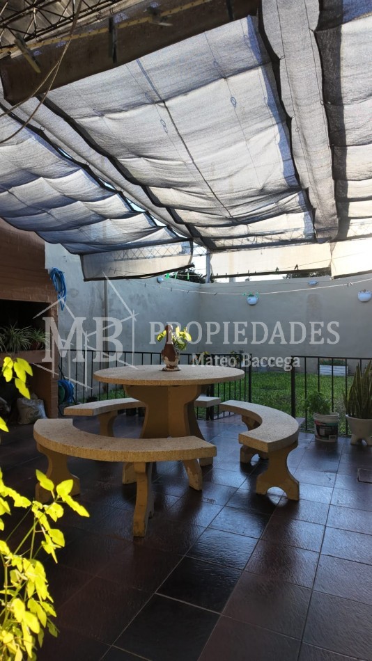 CASA AL FRENTE EN BARRIO SARGENTO CABRAL