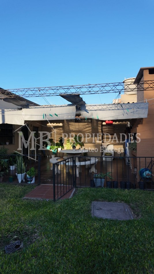 CASA AL FRENTE EN BARRIO SARGENTO CABRAL