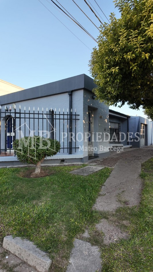 CASA AL FRENTE EN BARRIO SARGENTO CABRAL