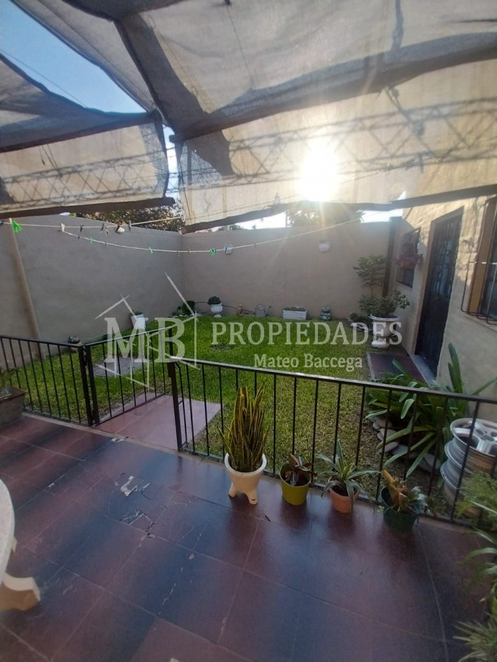 CASA AL FRENTE EN BARRIO SARGENTO CABRAL