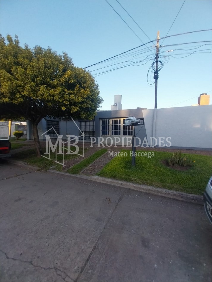 CASA AL FRENTE EN BARRIO SARGENTO CABRAL
