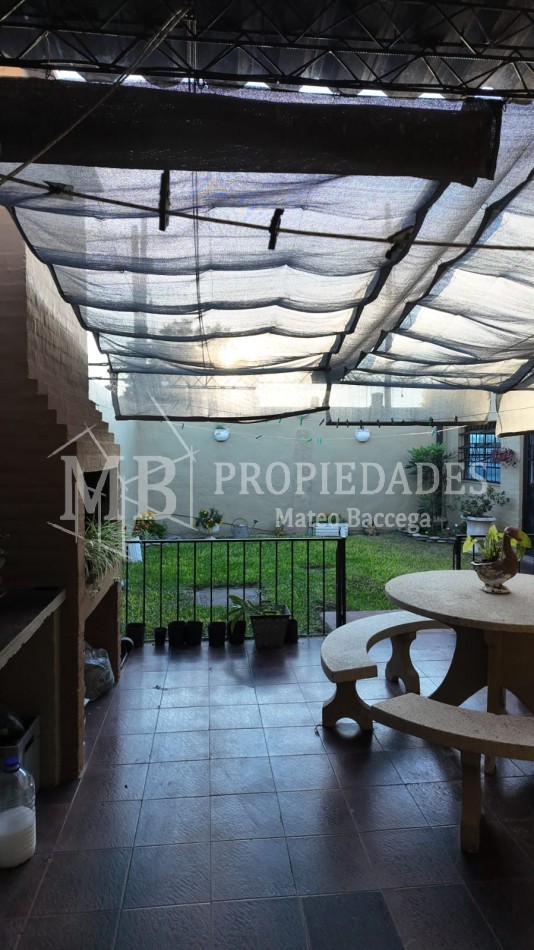 CASA AL FRENTE EN BARRIO SARGENTO CABRAL