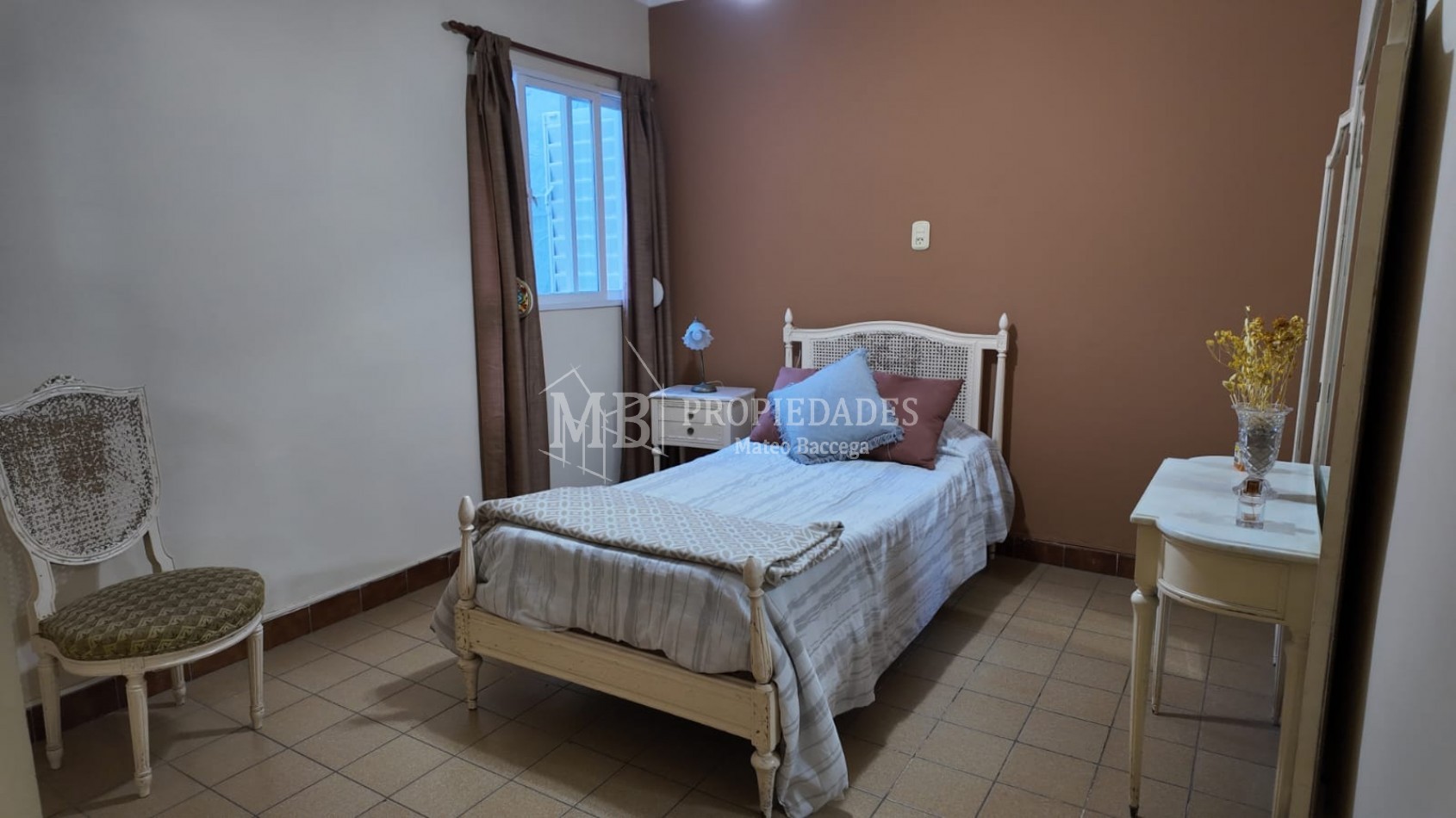 CASA AL FRENTE EN BARRIO SARGENTO CABRAL