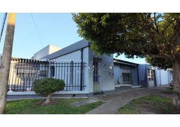 CASA AL FRENTE EN BARRIO SARGENTO CABRAL