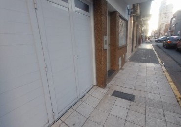 CASA AL FRENTE CON COCHERA EN PLANTA BAJA A METROS DE LA PEATONAL