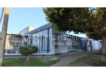 CASA AL FRENTE EN BARRIO SARGENTO CABRAL