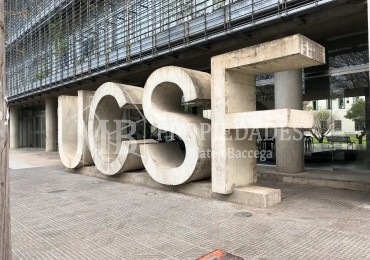 Cocheras frente a la universidad Catolica - Echague 7200